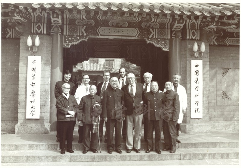 黄家驷等和外宾在校门口合影-8-SX-1-WSHD-4_副本.jpg