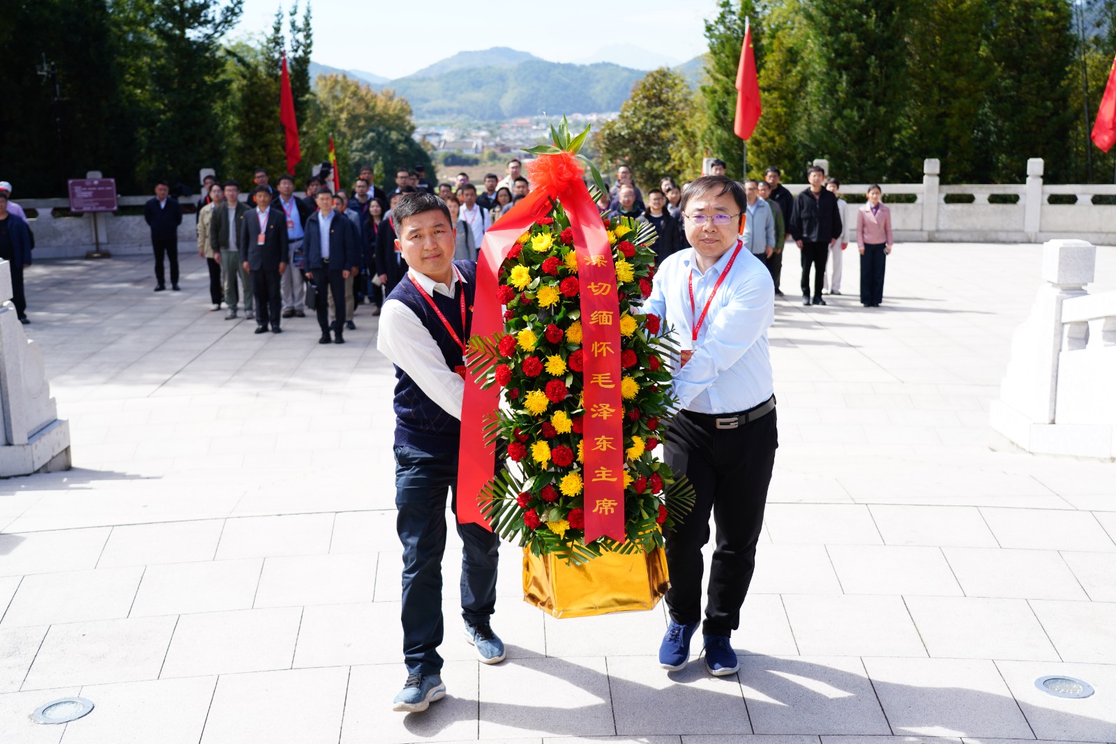 毛主席纪念园敬献花篮.JPG
