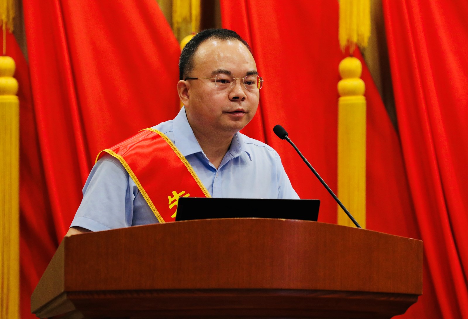 郑建华.jpg 郑建华.jpg